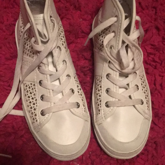 guess women's white tennis shoes